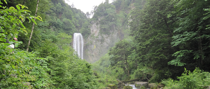 平湯大滝。落差64メートルの大瀑布。